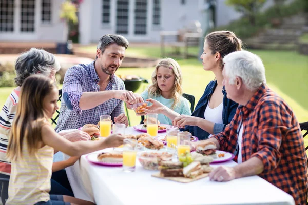 Familie wandelen op neus — Stockfoto