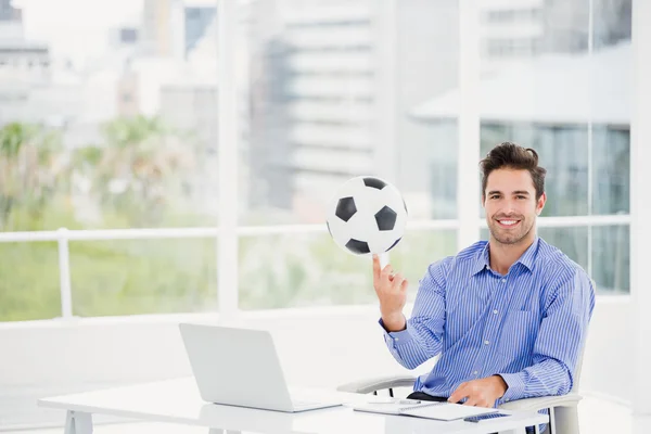 Empresario haciendo girar el fútbol en su dedo — Foto de Stock