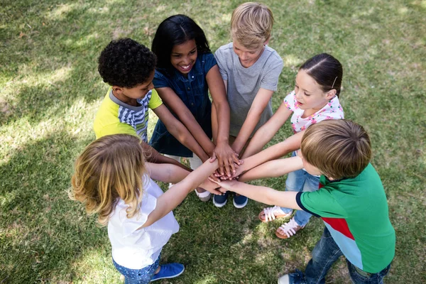 Niños juntando sus manos — Foto de Stock