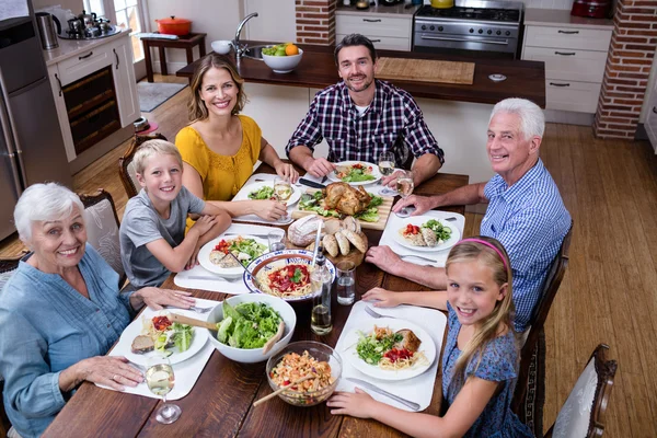Mutfakta yemek olan aile — Stok fotoğraf