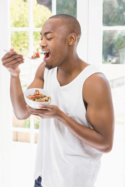 Homme ayant des céréales pour petit déjeuner — Photo