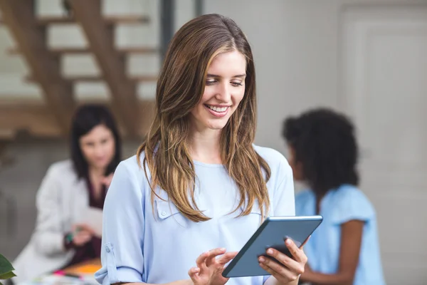 Zakenvrouw die digitale tablet gebruikt — Stockfoto