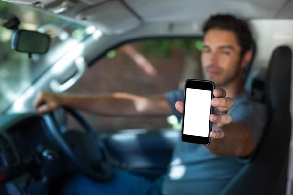 Stuurprogramma bedrijf telefoon in auto — Stockfoto