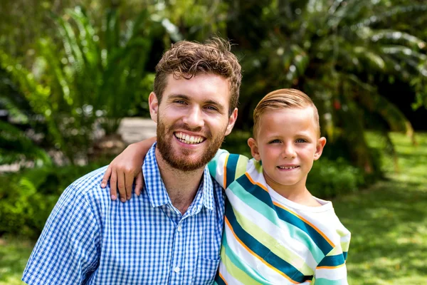 Vader en zoon in tuin — Stockfoto