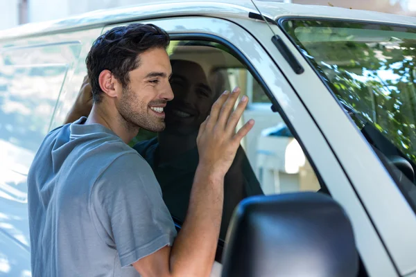 Uomo che abbraccia auto — Foto Stock