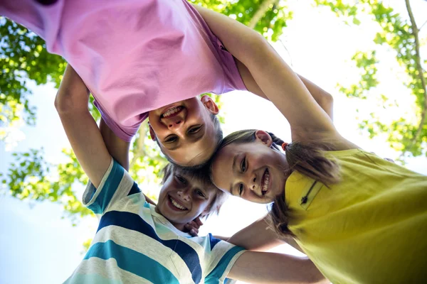 Niños formando un grupo en el parque — Foto de Stock