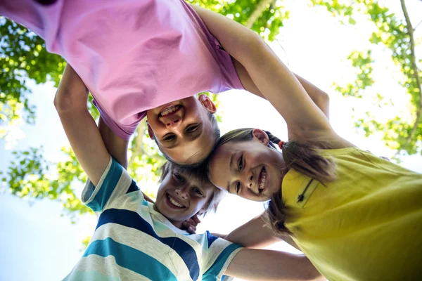 Bambini che si stringono nel parco — Foto Stock