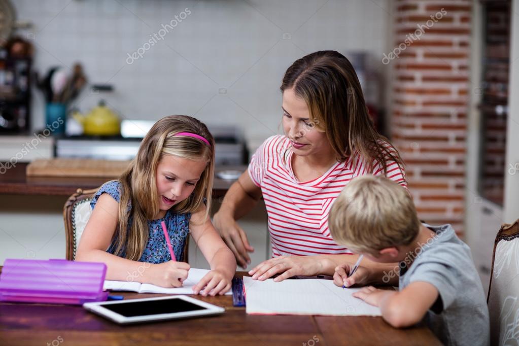 They are doing their homework. Child doing homework. They are doing their homework. Девочка школьница над которой все смеются. What do they do.