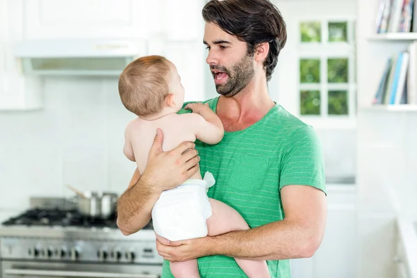 Padre jugando con su hijo en la cocina — Foto de Stock