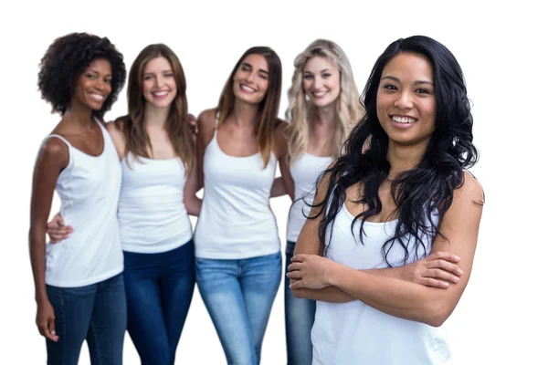 Mujer feliz y mujeres multiétnicas — Foto de Stock