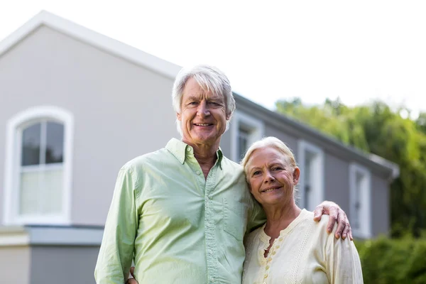 Pareja de ancianos de pie en el patio —  Fotos de Stock