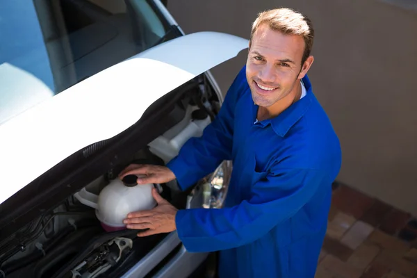 Mecánico examinando el coche — Foto de Stock