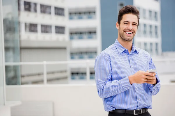 Mensajería de texto de hombre de negocios en el teléfono — Foto de Stock