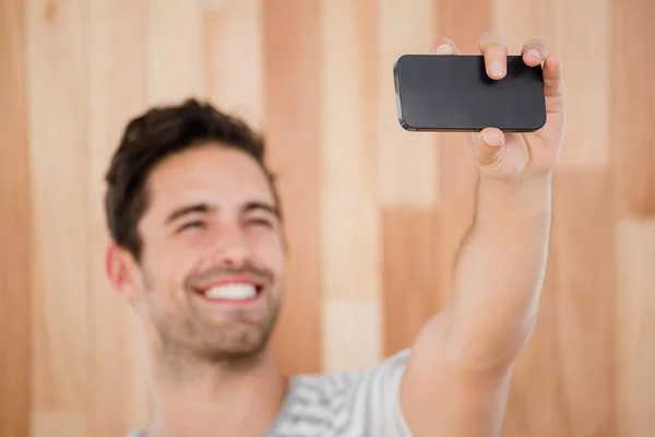 Glücklicher Mann macht Selfie — Stockfoto