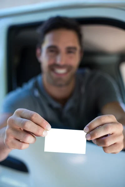 Hombre mostrando tarjeta de visita —  Fotos de Stock