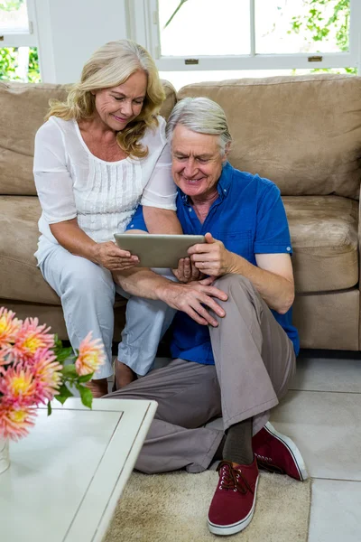 Coppia anziana utilizzando tablet digitale — Foto Stock