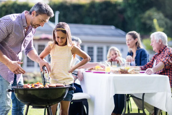 Padre e hija en la parrilla barbacoa — Foto de Stock