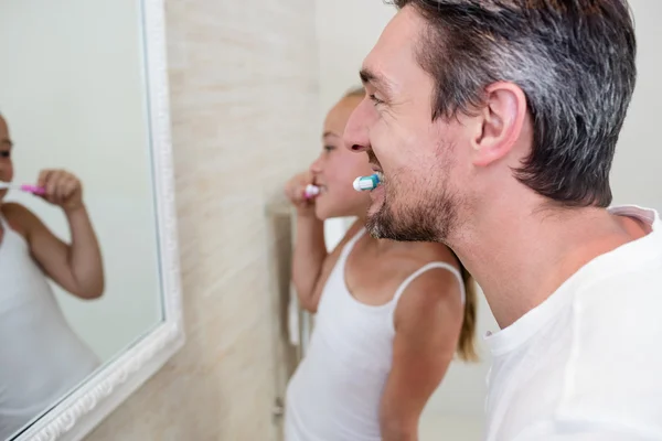 Vader en dochter tandenpoetsen in de badkamer — Stockfoto