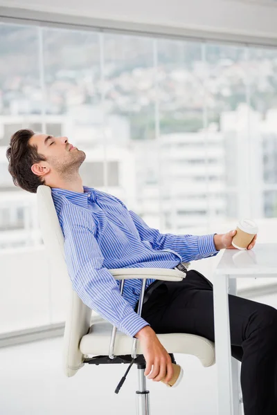 Biznesmen relaks na fotelu — Zdjęcie stockowe