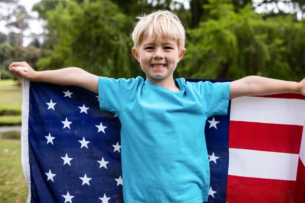 Jongen houdt van de Amerikaanse vlag in park — Stockfoto