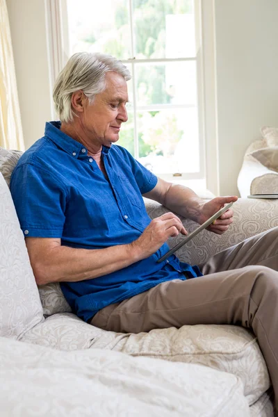 Homme âgé utilisant une tablette numérique — Photo