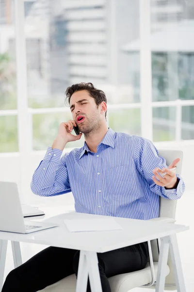 Uomo d'affari che parla sul cellulare — Foto Stock