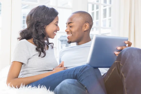 Par som använder en digital tablett — Stockfoto