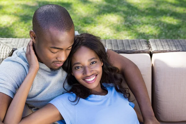 Casal relaxante no sofá e usando tablet — Fotografia de Stock