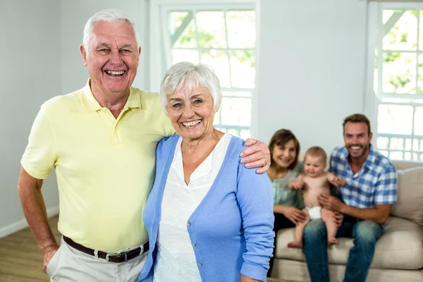 Szczęśliwa para starszy z rodziną — Zdjęcie stockowe