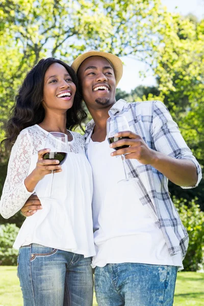 Paar prostet sich Gläser Wein zu — Stockfoto