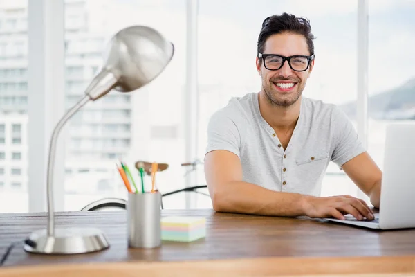 Man die aan het bureau werkt — Stockfoto