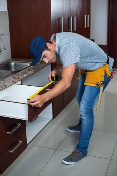 Tamanho da gaveta de medição homem — Fotografia de Stock