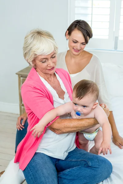 Abuela y madre con bebé niño — Foto de Stock