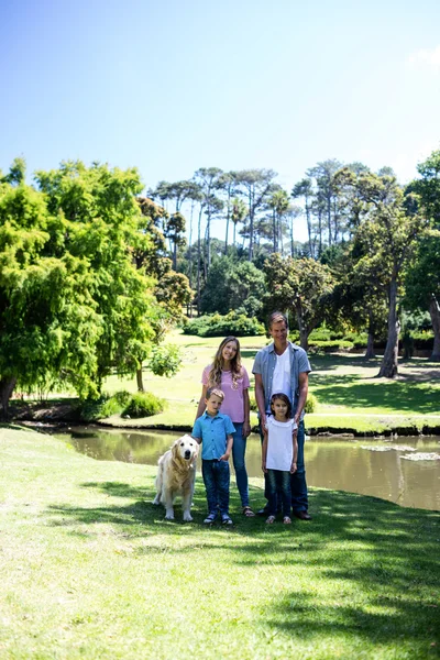 Familie staande in park — Stockfoto