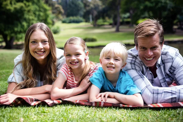 Familjen ligger i park — Stockfoto