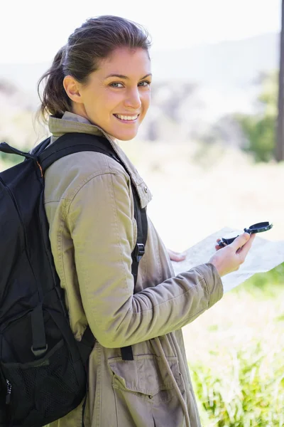 Donna con mappa e bussola — Foto Stock