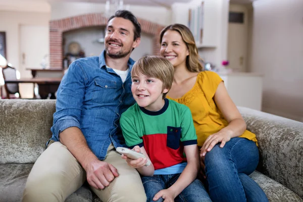 Eltern und Sohn vor dem Fernseher — Stockfoto