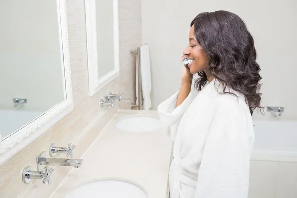 Mujer joven cepillándose los dientes — Foto de Stock