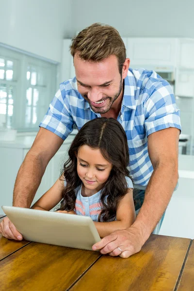 Padre e hija usando tableta digital — Foto de Stock