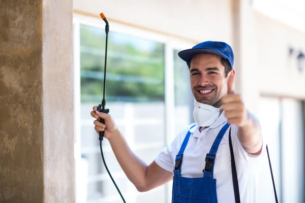 Pesticida trabajador con los pulgares hacia arriba — Foto de Stock