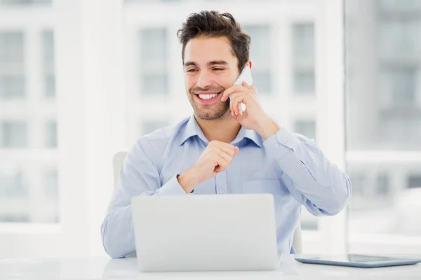 Affärsman talar på mobiltelefon — Stockfoto