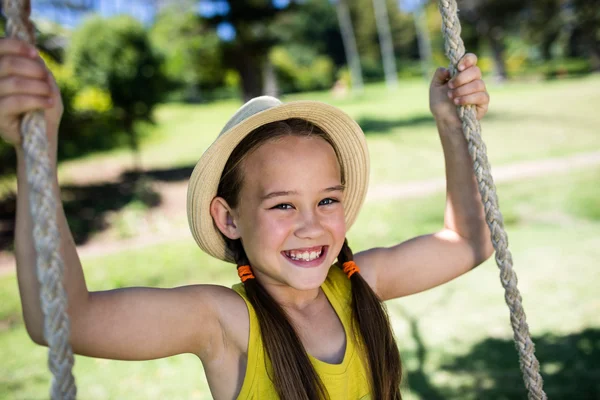 Mädchen sitzt auf Schaukel im Park — Stockfoto