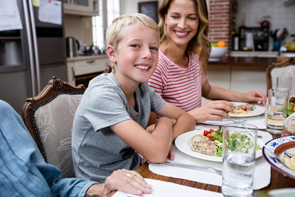 Jongen maaltijd met familie — Stockfoto