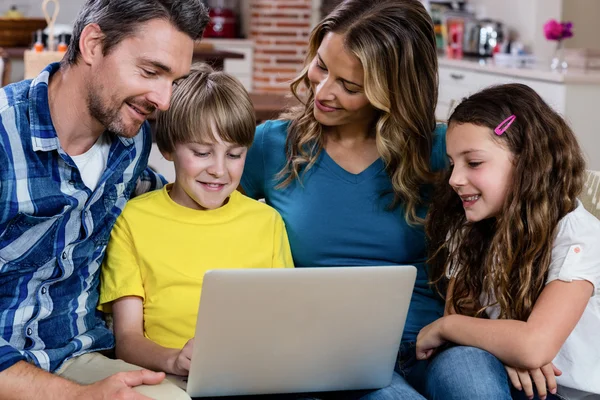 Parents et enfants utilisant un ordinateur portable — Photo