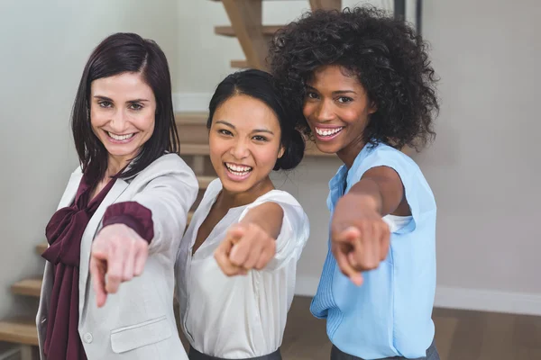 Colegas de negocios señalando hacia los lados — Foto de Stock