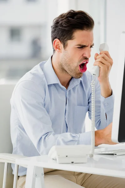 Uomo d'affari urla di frustrazione al telefono — Foto Stock