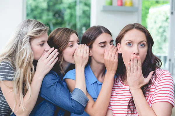 Vrouwen in rij fluistert geheimen — Stockfoto