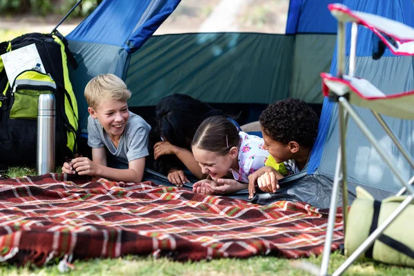 Семья веселится в палатке — стоковое фото