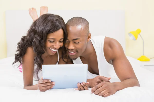 Mladý pár pomocí tabletu — Stock fotografie