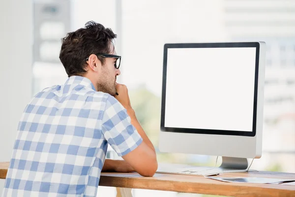 Man werkt op de computer — Stockfoto